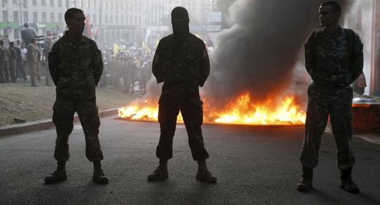 Thành viên Right Sector đốt lốp xe biểu tình ở Kiev. Ảnh: REUTERS