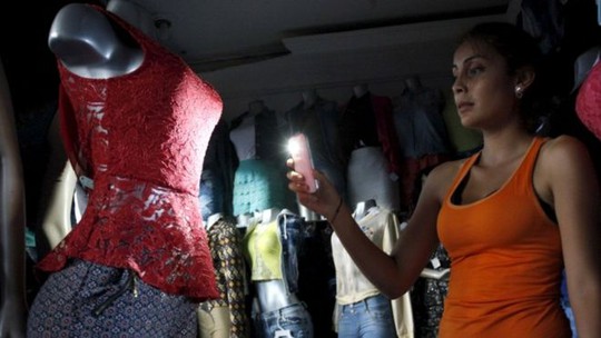 Các cửa hàng ở Venezuela tối om vì bị cắt điện thường xuyên. Ảnh: REUTERS