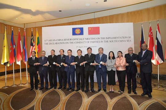 Các quan chức ngoại giao Trung Quốc và ASEAN nhóm họp tại Singapore bàn về thực thi DOC ngày 27-4. Ảnh: STRAITS TIMES