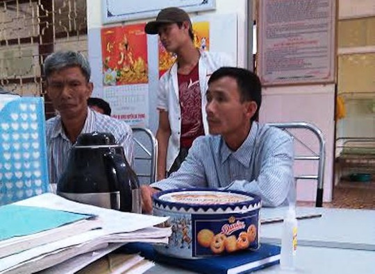 
Gia đình ông Nguyễn Ngọc Đỉnh tới Bệnh viện Đa khoa huyện Hà Trung để đề nghị bệnh viện có giải thích rõ ràng
