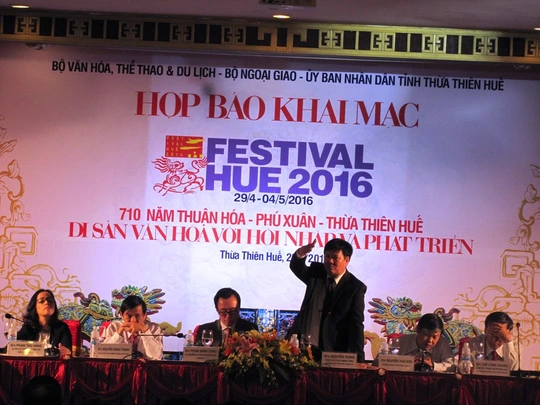Ông Nguyễn Dung (đứng) cam đoan về VSANTP trong lễ hội Festival Huế 2016