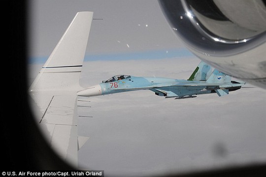 
Chiến đấu cơ Nga Su-27 Flanker chặn máy bay Mỹ tháng 4-2015. Ảnh: Không quân Mỹ
