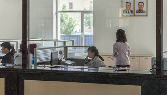 Nhân viên làm việc tại một ngân hàng ở Triều Tiên. Ảnh: dprk360.com
