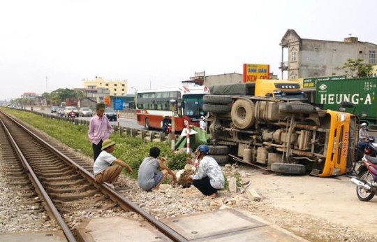 
Hiện trường nơi chiếc xe tải bị tàu hỏa tông văng xuống vệ đường
