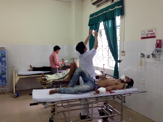 
Các nạn nhân cấp cứu tại Bệnh viện đa khoa Quảng Ngãi. Ảnh: T.Trực
