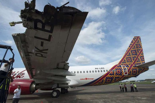 Máy bay của Batik Air hỏng cánh sau vụ va chạm hôm 5-4. Ảnh: REUTERS