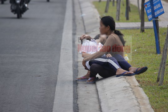 Người phụ nữ cùng các thanh niên khác đã tấn công và truy đuổi anh T. cùng đồng nghiệp.