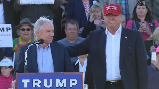 Thượng nghị sĩ bang Alabama Jeff Sessions (trái) xuất hiện trong một sự kiện của ông Trump. Ảnh: NBC NEWS