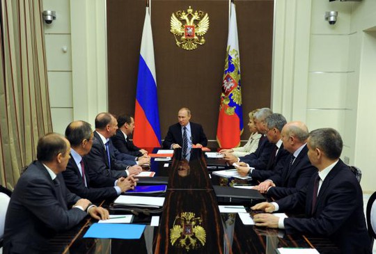 Ông Putin họp với các thành viên Hội đồng An ninh tại TP Sochi hôm 13-5. Ảnh: SPUTNIK