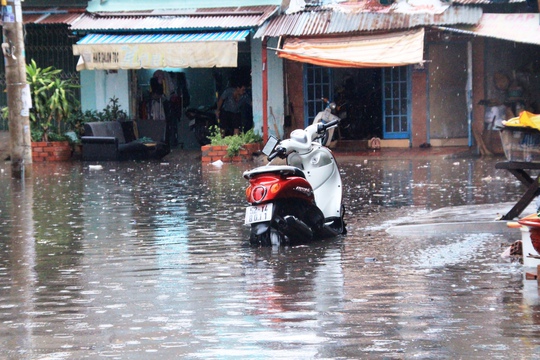 
Khu dân cư dọc đường Phạm Văn Đồng (quận Bình Thạnh) nước ngập sâu, tràn sát mép nhà
