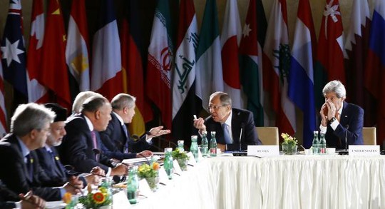 Ngoại trưởng Nga Sergei Lavrov (thứ 2 từ phải qua) và người đồng cấp Mỹ John Kerry (ngoài cùng bên phải) họp tại Vienna - Áo hôm 17-5. Ảnh: REUTERS