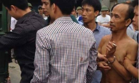 
Bùi Văn Dâng (cởi trần) bị Công an bắt giữ - Ảnh: người dân cung cấp
