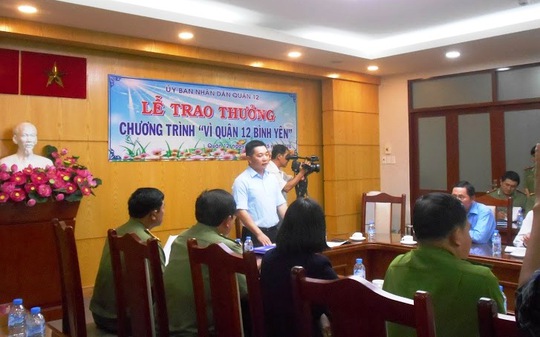 
Chủ tịch UBND quận 12 Lê Trương Hải Hiếu tại buổi trao thưởng cho các tập thể, cá nhân có thành tích bắt tội phạm
