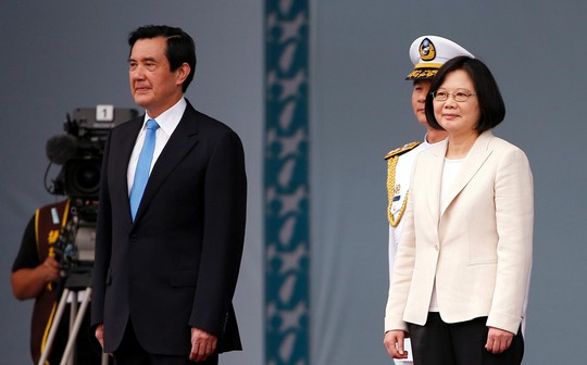 Bà Thái Anh Văn (phải) và cựu lãnh đạo Đài Loan Mã Anh Cửu tham dự lễ nhậm chức tại Đài Bắc ngày 20-5. Ảnh: REUTERS