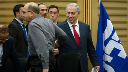 Ông Yaalon (áo xám, bên trái) và ông Netanyahu tại một cuộc họp của đảng Likud tháng 1-2016. Ảnh: FLASH90
