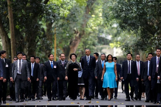 
Chủ tịch Quốc hội Nguyễn Thị Kim Ngân và Tổng thống Obama sóng bước trong vườn của Phủ Chủ tịch - Ảnh: Reuters
