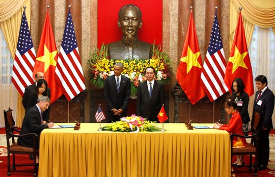 Chủ tịch kiêm Giám đốc điều hành của công ty Boeing, ông Ray Corner (trái) ký hợp đồng cung cấp 100 máy bay với bà Nguyễn Thị Phương Thảo (phải), giám đốc điều hành hãng Vietjet. Lễ ký được chứng kiến bởi Chủ tịch nước Trần Đại Quang và Tổng thống Obama - Ảnh: Reuters