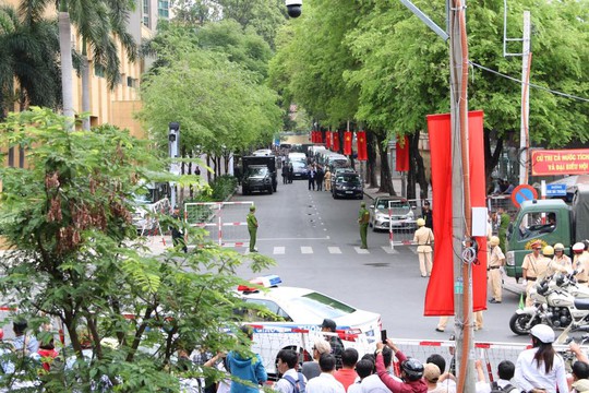 
Trước đó, an ninh xung quanh khách sạn InterContinental được thắt chặt để chờ ông Obama lên xe đi gặp 800 thủ lĩnh trẻ Việt Nam ở GEm center
