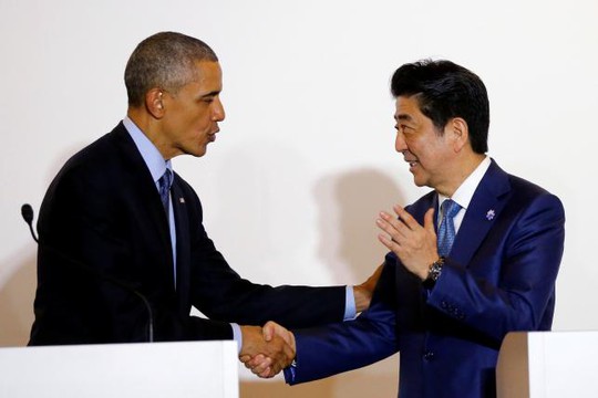 
Thủ tướng Nhật Bản Shinzo Abe (phải) bắt tay Tổng thống Obama tại cuộc họp báo ở TP Shima hôm 25-5. Ảnh: REUTERS
