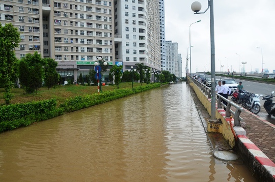 
Sau 2 ngày trôi qua tòa nhà HH2 khu đô thị mới Dương Nội trên đường Trục Bắc (quận Hà Đông, TP Hà Nội) vẫn bị biển nước bủa vây
