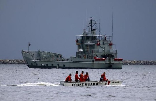 Một tàu cảnh sát biển Philippines đang thực hiện nhiệm vụ. Ảnh: REUTERS