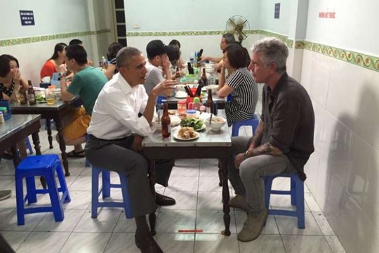 Tổng thống Obama (trái) và đầu bếp Anthony Bourdain ăn tối tại quán bún chả Hương Liên tối 23-5. Ảnh: TWITTER
