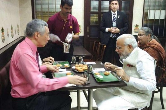 Ông Lý (trái) và ông Modi ăn chay tối ở Komala Vilas. Ảnh: TWITTER