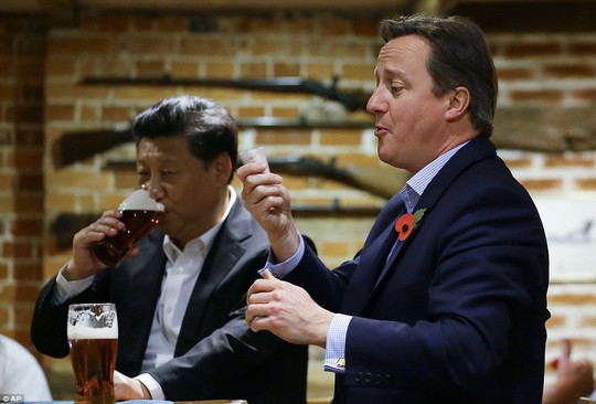 Thủ tướng Cameron (phái) thết đãi ông Tập ở quán rượu ông ưa thích. Ảnh: AP