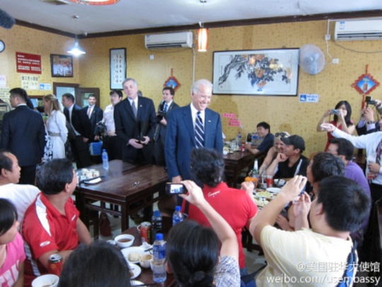 Ông Biden ở quán mì Bắc Kinh. Ảnh: WEIBO