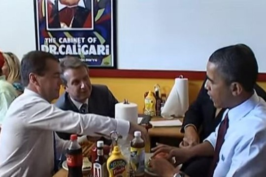 Ông Obama (phải) thết ông Medvedev món hamberger kiểu Mỹ. Ảnh: YOUTUBE