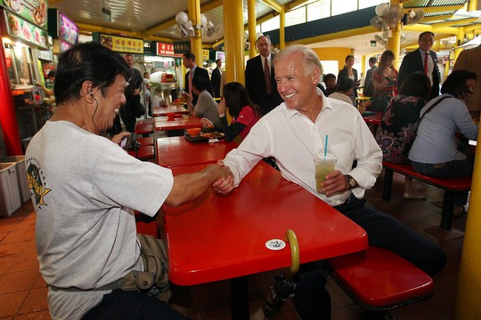 Ông Biden mua chanh đá ở Singapore. Ảnh: STRAITS TIMES