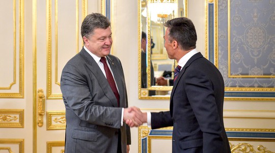 Cựu Tổng thư ký NATO Anders Fogh Rasmussen (phải) và Tổng thống Ukraine Petro Poroshenko. Ảnh: REUTERS