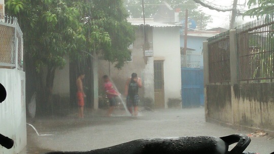 
Cơn mưa chiều 30-5 bắt đầu từ 13 giờ 30 phút nhưng đến 14 giờ thì con đường Bình Trưng, phường Bình Trưng Tây, quận 2, TP HCM đã bị ngập sâu trong nước

