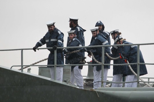 
Trời đột nhiên đổ mưa tầm tã khiến thủy thủ khá vất vả để đưa tàu cập cảng Sài Gòn

 
