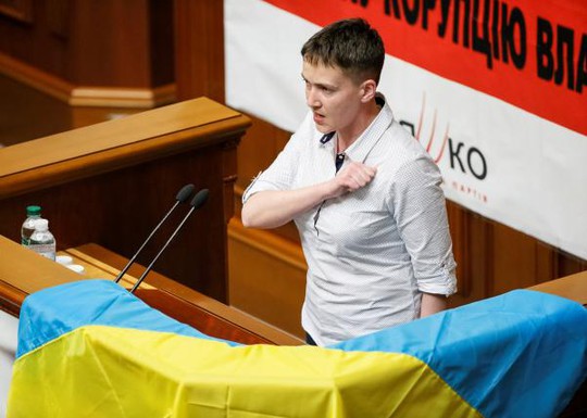 Savchenko hát quốc ca trong phiên họp đầu tiên tại Quốc hội hôm 31-5. Ảnh: REUTERS