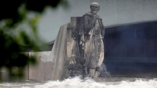 Nước ngập tới chân bức tượng Zouave ở thủ đô Paris - Pháp. Ảnh: REUTERS