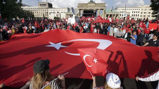 Người biểu tình thân Thổ Nhĩ Kỳ phản đối nghị quyết ở Berlin hôm 1-6. Ảnh: AP