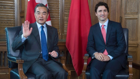Thủ tướng Canada Justin Trudeau (phải) gặp Ngoại trưởng Vương Nghị hôm 1-6. Ảnh: CANADIAN PRESS