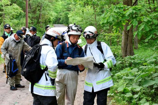 Đội cứu hộ tìm kiếm Tanooka trong rừng. Ảnh: KYODO NEWS