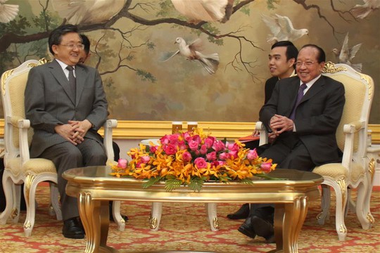 Hai ông Lưu (trái) và Namhong (phải) gặp nhau tại Phnom Penh ngày 6-6. Ảnh: TÂN HOA XÃ