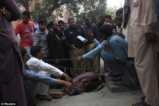 Một phụ nữ mang thai 25 tuổi bị cha và anh em giết chết ở TP Lahore - Pakistan năm 2014. Ảnh: REUTERS