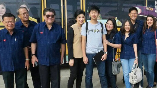 Bà Yingluck, con trai bà cùng đoàn tùy tùng lên máy bay tới tỉnh Phrae hôm 12-6. Ảnh: CNN