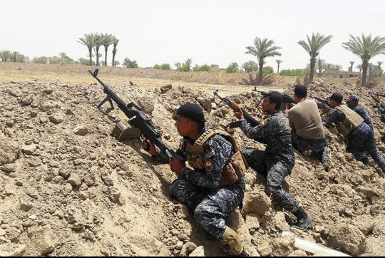 Lực lượng Iraq phục kích ở phía Tây Nam Fallujah. Ảnh: UPI