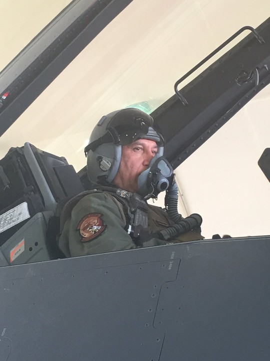 Bộ trưởng Quốc phòng Iraq Khaled Obaidi lái máy bay tấn công IS. Ảnh: TWITTER