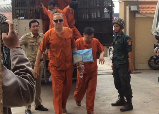 Ông Naswall (đeo kính) bị kết án 10 năm tù giam. Ảnh: KHMER440