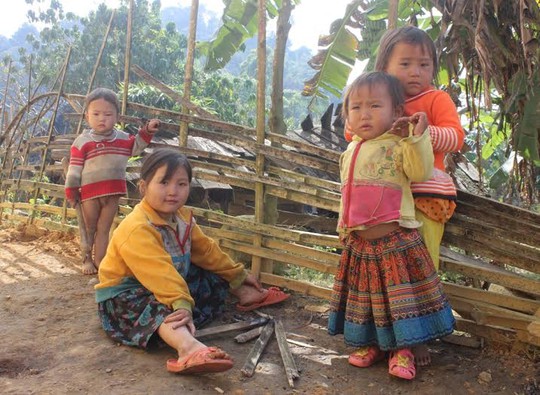 
Rất nhiều trẻ em miền núi ở Thanh Hóa đang trong độ tuổi đi học không được đến trường
