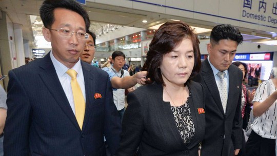 Bà Choe Son-hui tại sân bay quốc tế thủ đô Bắc Kinh hôm 20-6. Ảnh: KYODO NEWS