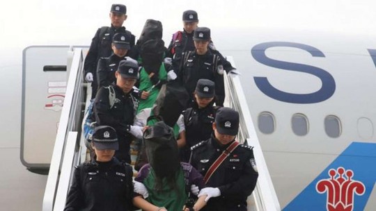 Các nghi phạm Đài Loan bị Kenya trục xuất về Trung Quốc hồi tháng 4. Ảnh: REUTERS