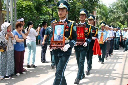 
Huân chương Bảo vệ Tổ quốc của Chủ tịch nước truy tặng đại tá phi công Trần Quang Khải được các tiêu binh trang nghiêm đưa đi trong tang lễ
