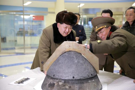 Nhà lãnh đạo Triều Tiên Kim Jong-un xem xét một đầu đạn hạt nhân. Ảnh: KCNA